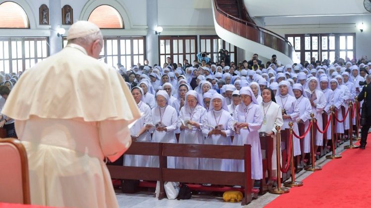 Встреча Папы с монашествующими, священниками и катехизаторами