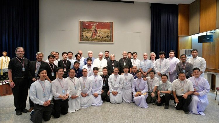 थायलैण्ड में सेवारत येसु धर्मसमाजियों के साथ सन्त पापा फ्राँसिस, 22.11.2019 