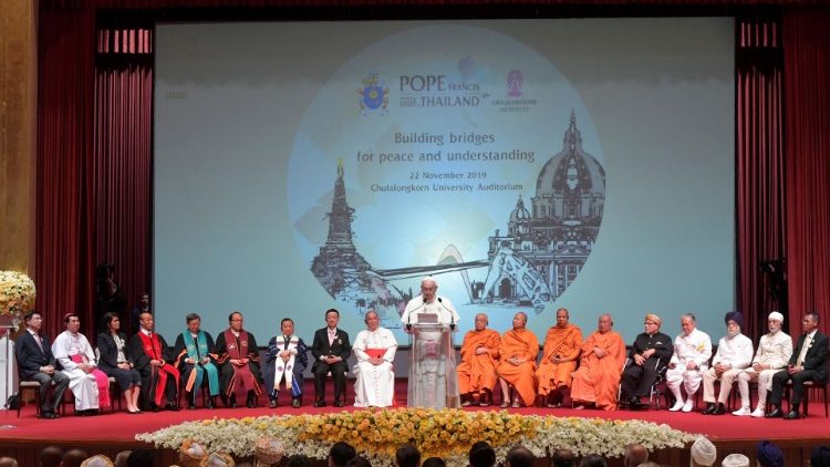 பாங்காக்கில், பல்சமயத் தலைவர்களுக்கு திருத்தந்தை பிரான்சிஸ் உரை வழங்குதல்
