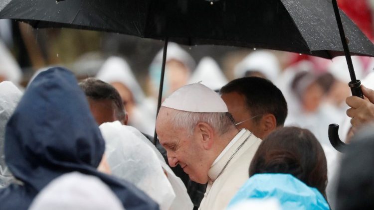 Papa među vjernicima koji su se okupili pred spomenikom 26 japanskih mučenika u Nagasakiju