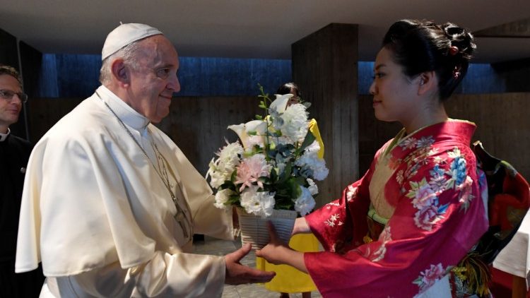 प्रेरितिक यात्रा के दौरान जापान की एक युवती संत पापा फ्राँसिस का स्वागत करती हुई