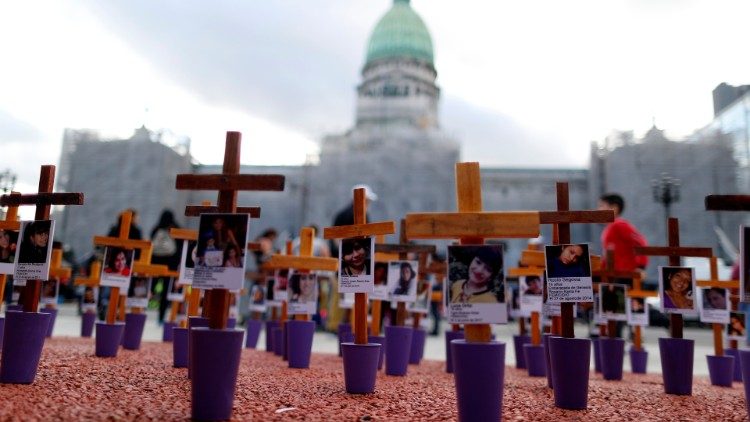 Kreuze mit Abbildungen von Gewaltopfern am 25. November vor dem Kongress in Buenos Aires