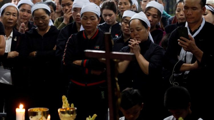 Relatives of John Hoang Van Tiep, one of the Vietnamese people found dead aboard a lorry in Britain, attend a funeral mass in Nghe An province