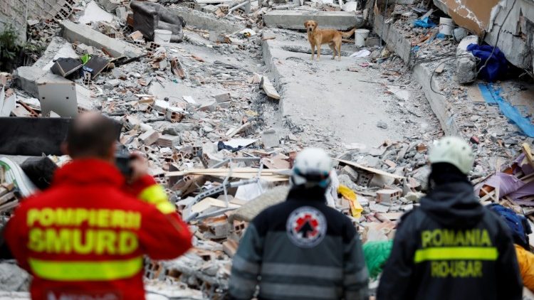 Des équipes de secours à Durres, ville frappée par le séisme du 26 novembre