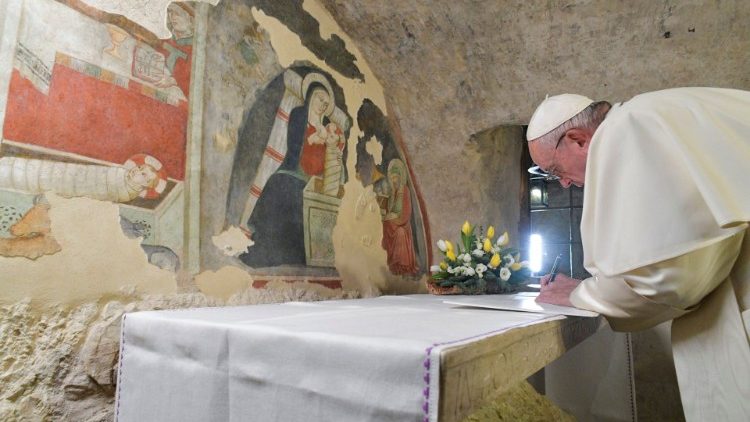  Papa nëshkruan Letrën mbi altarin e Shpellës së Betlehemit