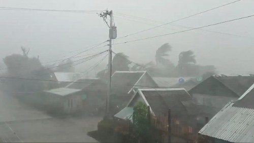 Filipinas: La Iglesia ayuda a las víctimas del tifón “Tisoy”