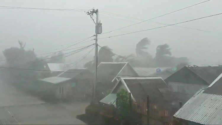 Il tifone Tisoy abbattutosi sulle Filippine