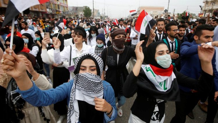 Giovani universitari iracheni in piazza
