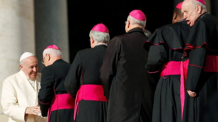 Franziskus mit Bischöfen