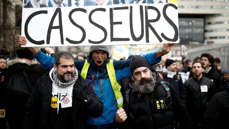 Bp Ginoux: protesty we Francji potrwają długo, rząd ignoruje ludzi