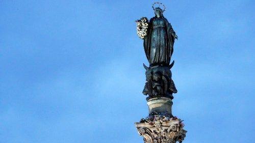 Papst Franziskus betet an Mariensäule für Rom