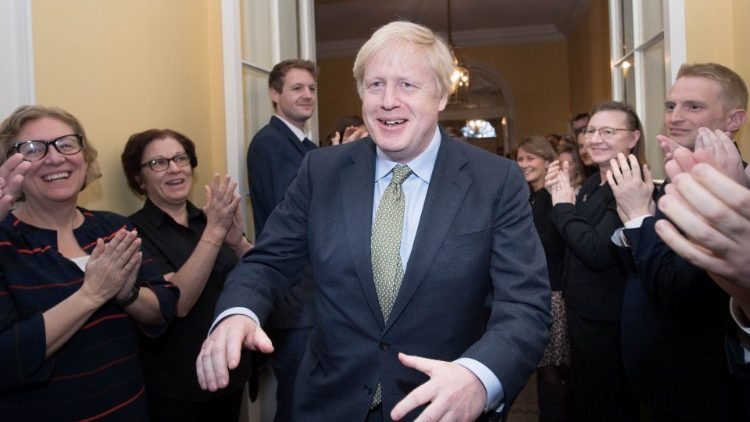 Boris Johnson, grand vainqueur des élections, accueilli par le personnel de sa résidence au 10, Downing Street