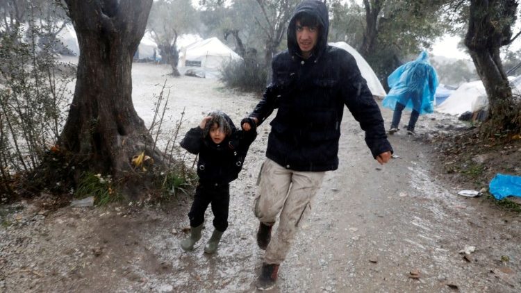 Vater und Sohn beim Moria-Flüchtlingscamp auf Lesbos 