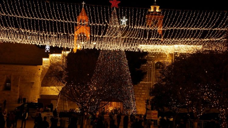 Cây thông Giáng sinh ở Quảng trường Máng cỏ, Bê-lem vào Giáng sinh năm 2019