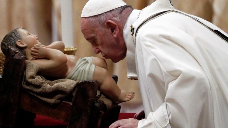 Ferenc pápa megcsókolja a kisded Jézust 