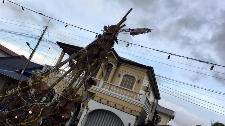 Das waren noch die kleinsten Schäden des verheerenden Sturms, der das Land ausgerechnet am Heiligabend heimsuchte: zerstörte Weihnachtsdeko auf den Philippinen