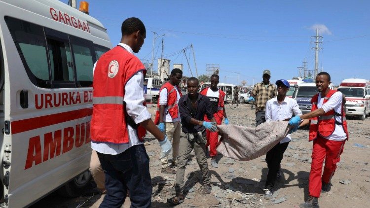 Mogadishu நகரில் தற்கொலை குண்டுவெடிப்புத் தாக்குதலில் இறந்தோரை அப்புறப்படுத்தும் பணியாளர்கள்