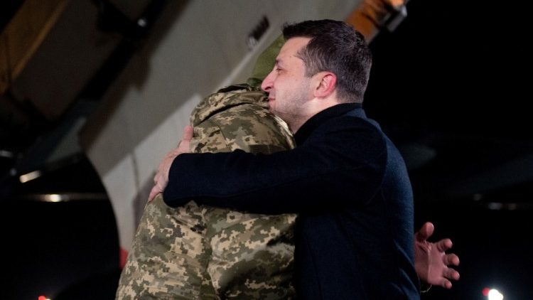 Ein ukrainischer Gefangener, nachdem er von prorussischen Separatisten freigelassen wurde, umarmt den ukrainischen Präsidenten Zelenski.