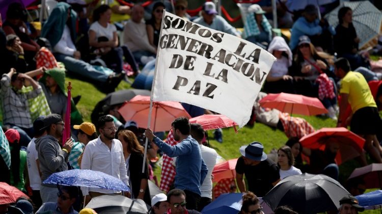 Manifestantes en Colombia piden la paz para el país. 