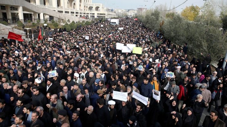 Teherán: Masové protesty proti vraždě generála Kasema Sulejmaniho 
