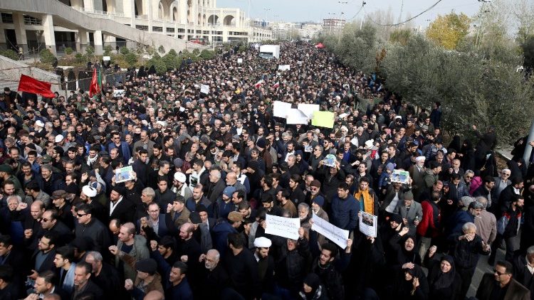 Protesty v Teheráne po správe o zabití iránskeho generála americkými ozbrojenými silami v Bagdade 