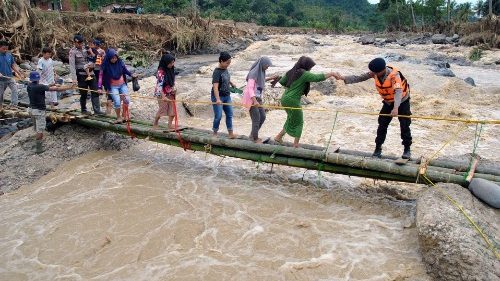 Indonesien: Dutzende Tote und fast 200.000 Flutopfer 