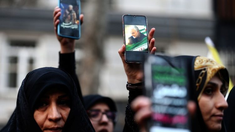 Des Iraniennes brandissant des portables avec une photo du général Soleimani, le 3 janvier 2019 devant le bureau des Nations Unies à Téhéran.