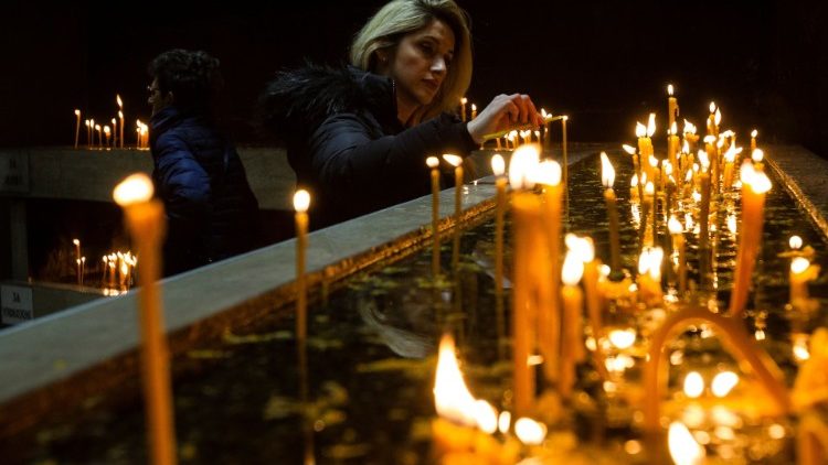 信徒在波德戈里察的聖堂點燃蠟燭