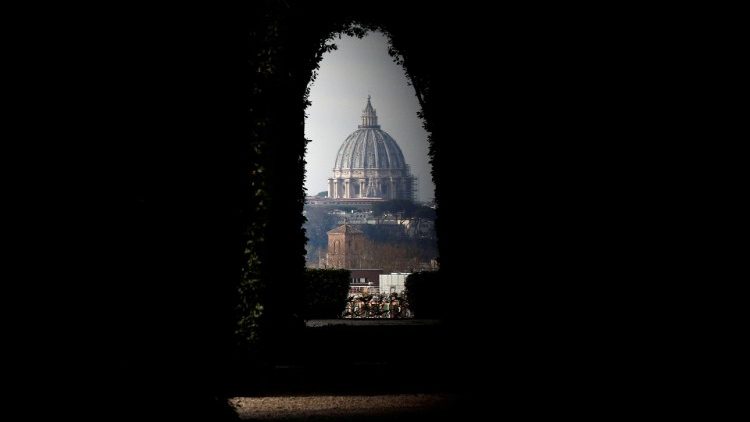 Blick durch das berühmte Schlüsselloch auf dem Aventin auf die Peterskuppel