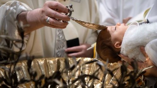 Vatikan: Taufe mit willkürlicher Sakramenten-Formel „nicht gültig“