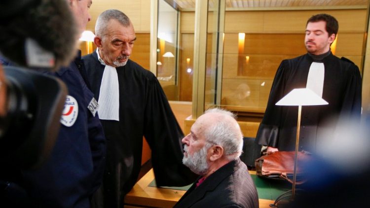 Bernard Preynat im Gerichtssaal in Lyon