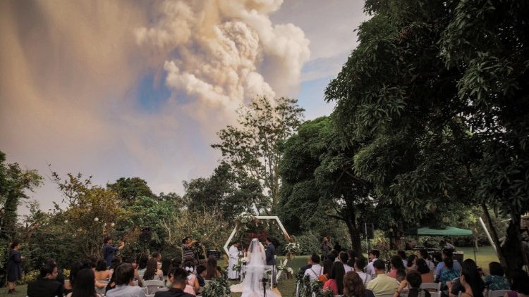 Mariage aux Philippines alors qu'une colonne de fumée s'élevait dans le ciel au dessus du volcan Taal, le 12 janvier dernier.