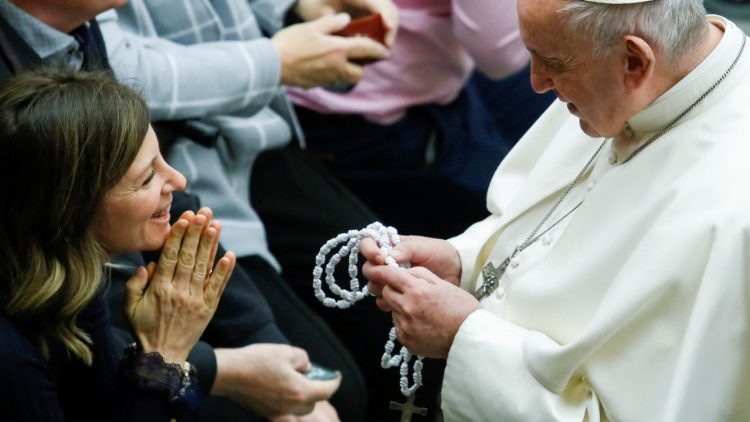 Pápež František odporúča modlitbu aj požehnávaním ružencov (gen. audiencia, 15. jan. 2020)