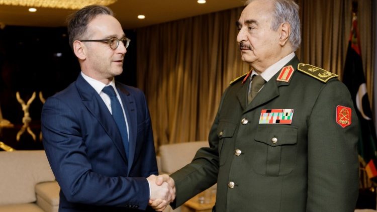 Le ministre allemand des Affaires étrangères Heiko Maas salue le maréchal Khalifa Haftar à Benghazi (Libye), le 16 janvier 2020, lors de négociations avant le sommet de Berlin. 