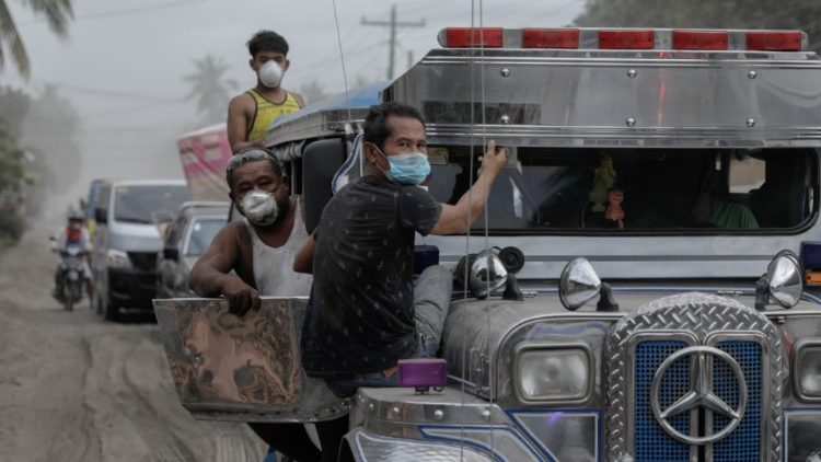 菲律宾因火山爆发而逃难的灾民