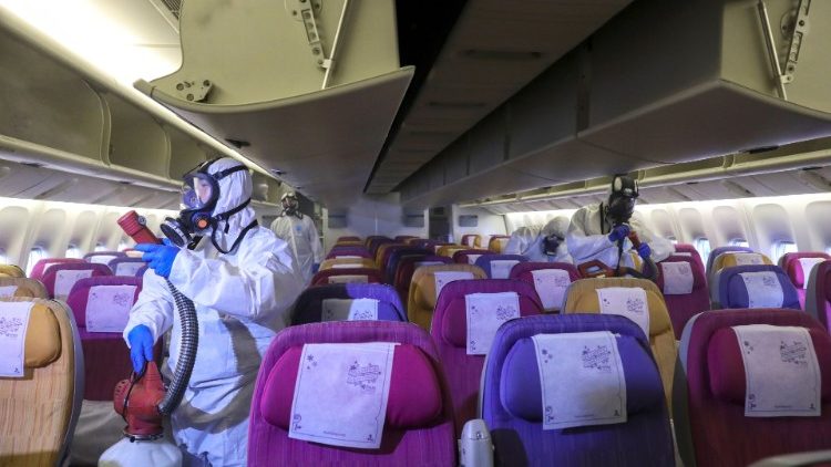 Dsinfection d'un avion de ligne de la compagnie Thai Airways, le 28 janvier 2020