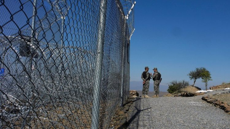 Soldaten an einem Grenzzaun bei Afghanistan