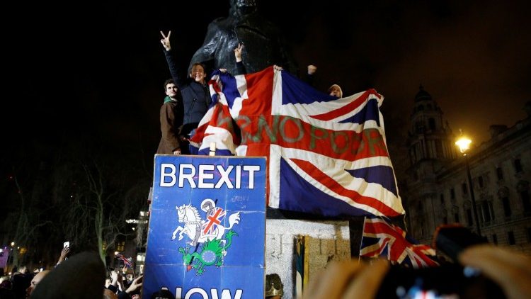 À Londres, devant la statue de Winston Churchill, des partisans du Brexit en fête le 31 janvier 2020 pour célébrer la sortie du royaume de l'Union européenne. 