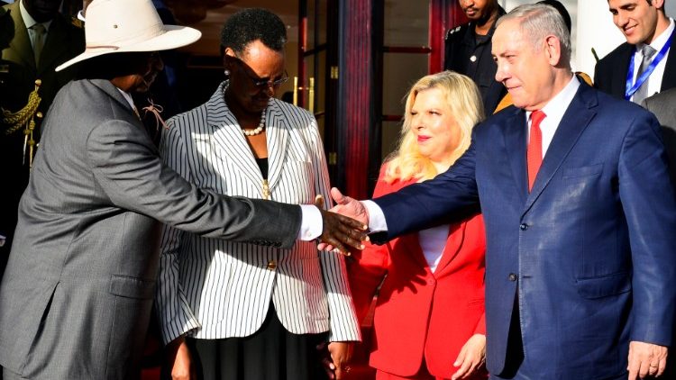 Les présidents ougandais et israélien, accompagnés de leurs épouses, le 3 février 2020 en Ouganda. 