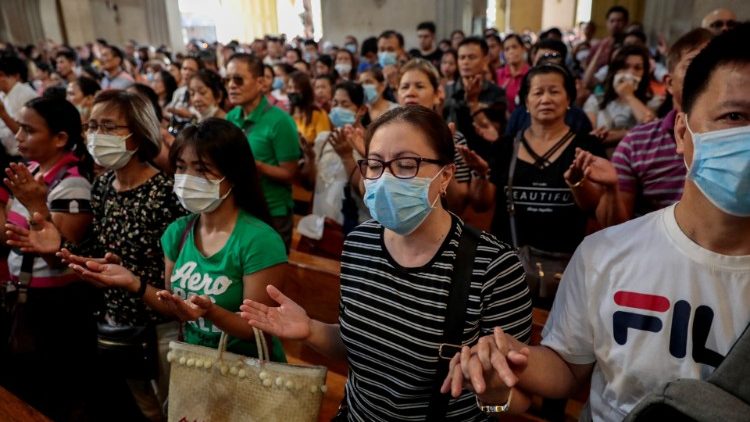 菲律宾教友在教堂参与弥撒