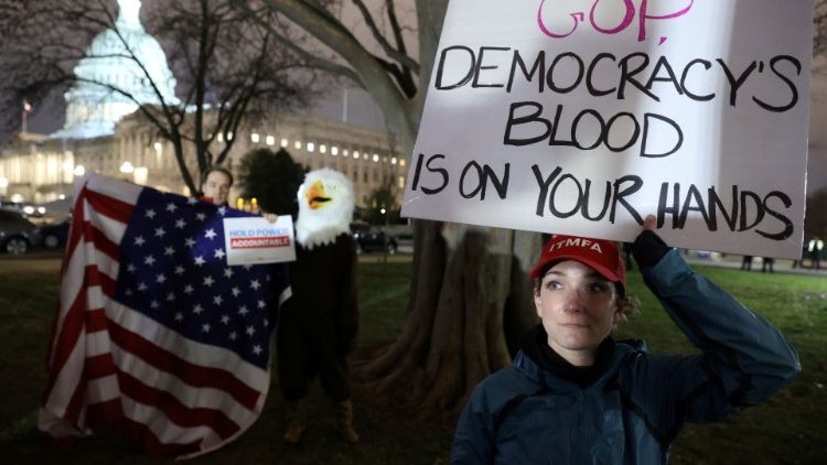 Manifestanti democratici all'esterno del Campidoglio di Washington