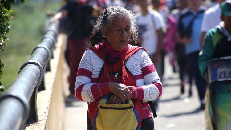 Venezuelski migranti prelaze most na granici s Kolumbijom