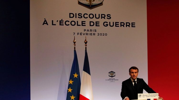 Le président français à l'École militaire à Paris, le 7 février 2020, pour délivrer le discours de son quinquennat sur la stratégie de défense et la dissuasion nucléaire. 