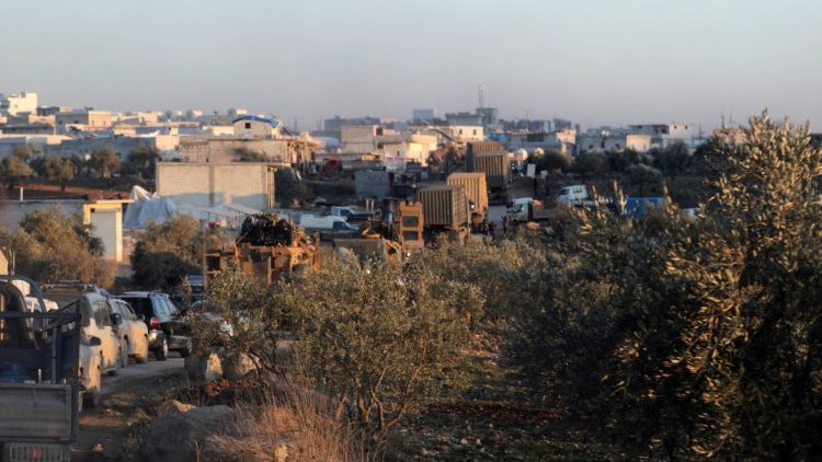 Türkische Militärfahrzeuge überqueren die syrisch-türkische Grenze in der Region Idlib