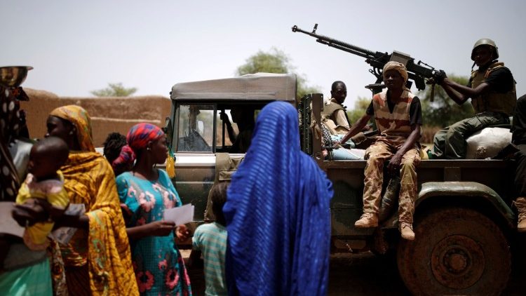 Controlli dell'esercito in Mali contro il terrorismo 