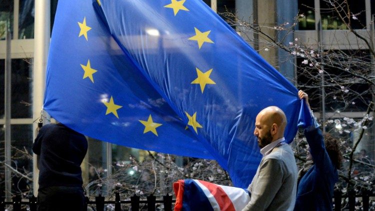 La bandiera Ue sostituita con quella britannica