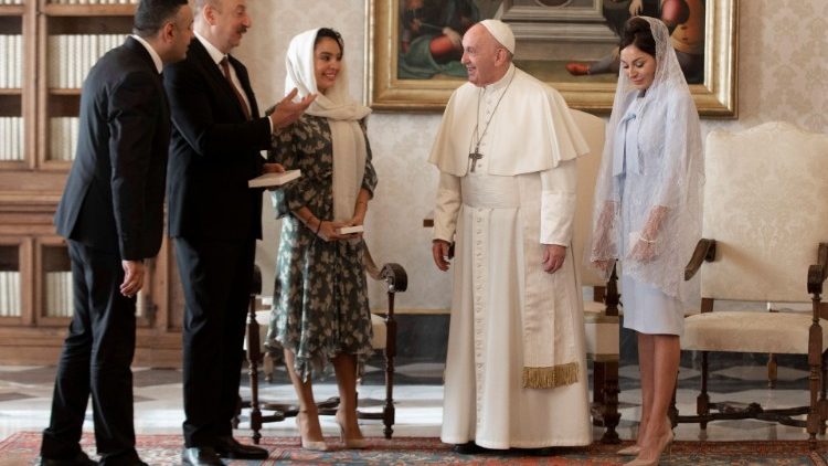  Aserbaidschans Präsident Ilham Aliyev war diesen Samstag zu einer Privataudienz bei Papst Franziskus im Vatikan; begleitet wurde Aliyev von Frau und Tochter