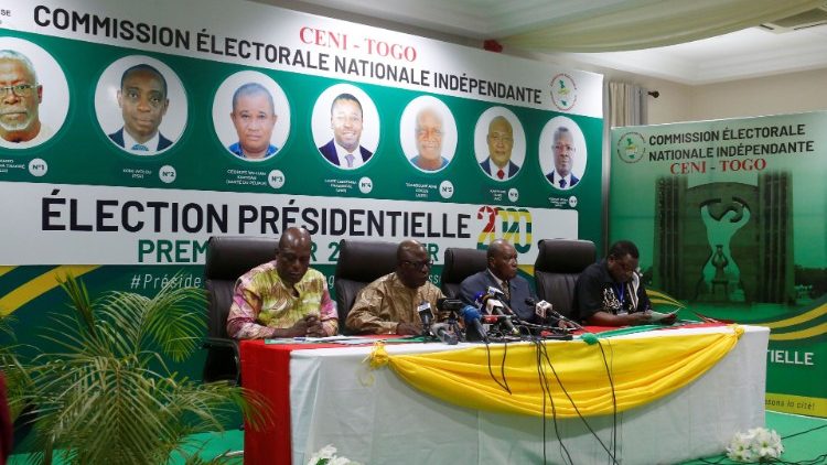 Il presidente della commissione elettorale del Togo annuncia i risultati del voto
