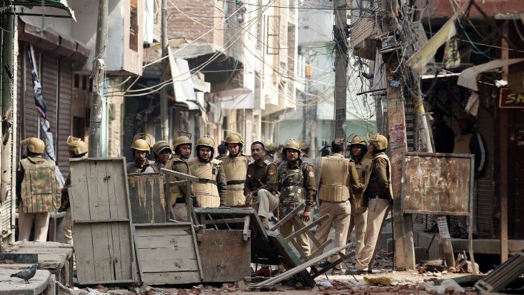 Des policiers dans une rue de New Delhi touchée par les manifestations, le 28 février 2020