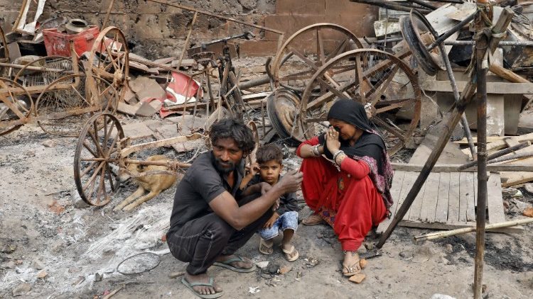 28. Februar: Eine Familie in den Trümmern ihres von einem Mob niedergebrannten Hauses in Neu-Delhi
